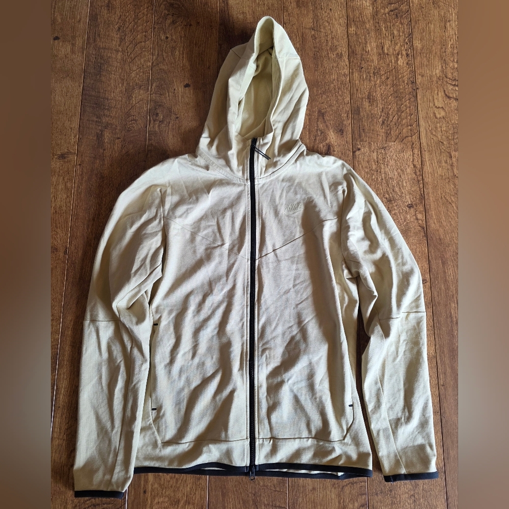 NIKE SPORTSWEAR TECH FLEECE LIGHTWEIGHT F-Z HOODIE TEAM GOLD DX0822 783 size M.